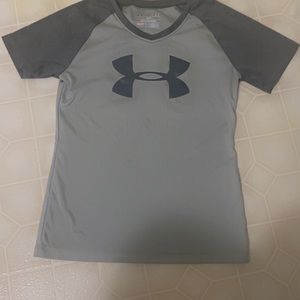 Under Armour Boys Youth SMALL Loose Fit T-Shirt HeatGear Gray Short Sleeve